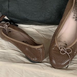 Paul Mayer Attitudes made in Spain light brown/ beige. FLATS. Size 9 B